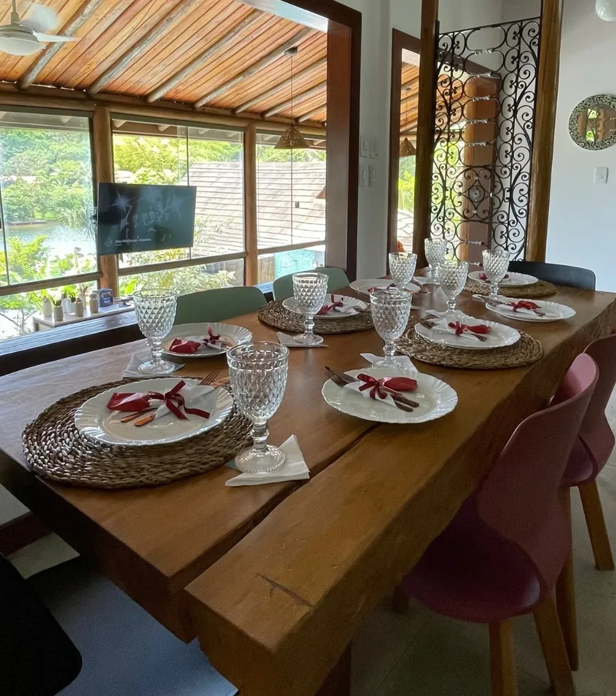 Mesa posta com cuidado para um encontro da Casa Viva