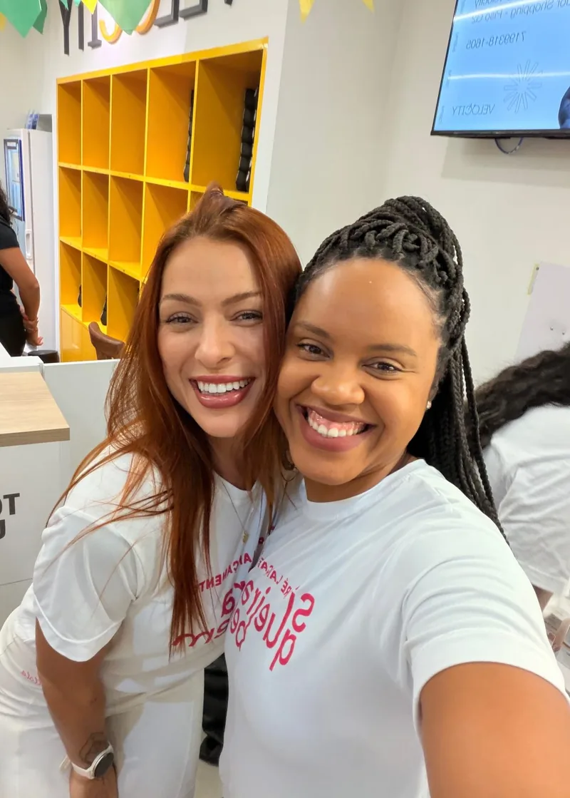 Dalila Garcez com uma participante em um evento